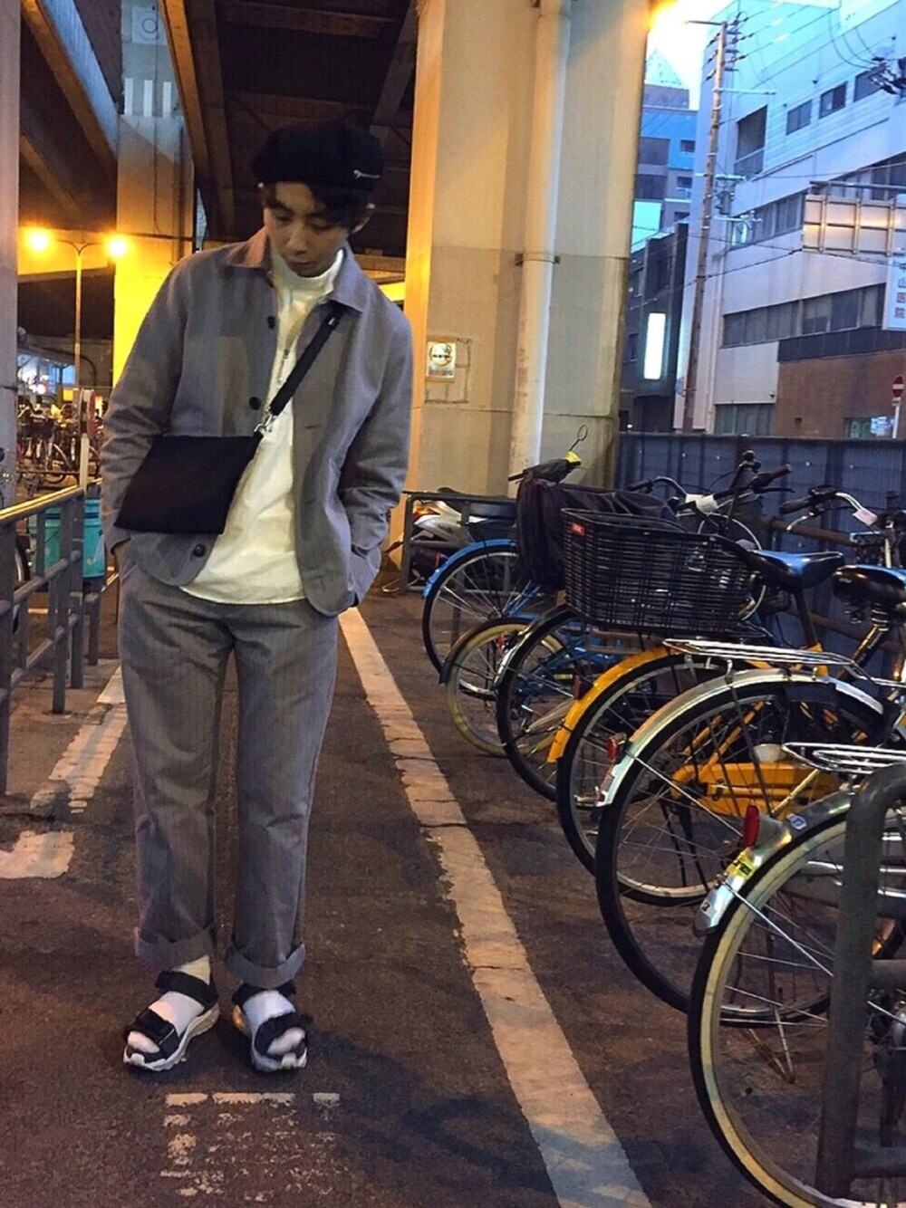「セットアップ、セットアップスタイル、norah、blurhms、Tomo&Co、サンダル、サンダルに靴下、サコッシュ、モックネック、レイヤードスタイル」｜「AMERICAN RAG CIEのLAROSE ラロース / ベレー帽（ハンチング/ベレー帽、ブラック系）」を使った、やまぐちさん（メンズ・173cm）の春コーディネートの1枚目の写真