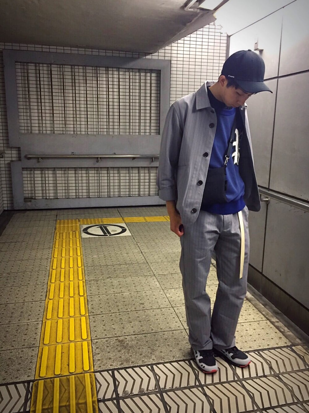 「セットアップコーデ、セットアップ、カジュアル、street、PHENOMENON、スケスケ、古着、サコッシュ、ガチャベルト、手抜き」｜「STAMPDのアイテム（キャップ、ブラック系）」を使った、やまぐちさん（メンズ・173cm）の春コーディネートの1枚目の写真