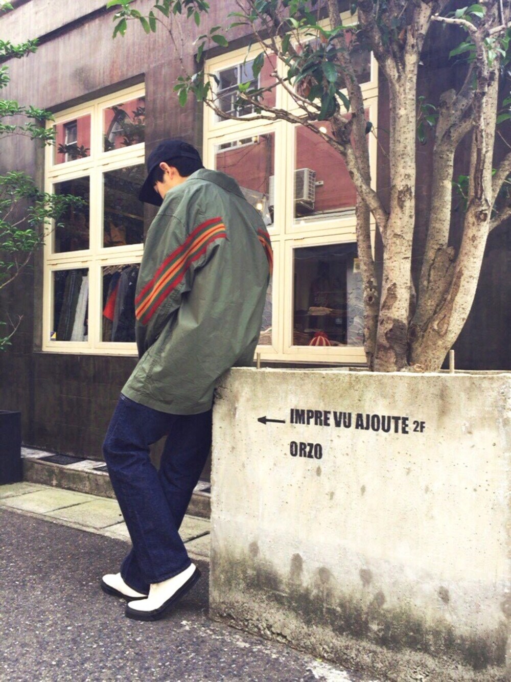 「FACETASM、ビッグシルエット、orslow、白Tシャツ、黒キャップ、白スニーカー、カジュアルストリート、サコッシュ、トアウエスト」｜「FACETASMのアイテム（ミリタリージャケット、グリーン系）」を使った、やまぐちさん（メンズ・173cm）の夏コーディネートの1枚目の写真