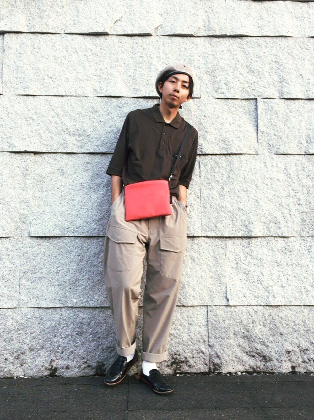 「tacasi、Essay、N.HOOLYWOOD、iTTi、ポロシャツ、ベレー帽、サコッシュ、カーゴパンツ、ミリタリー、ロールアップ」｜「International Gallery BEAMSのTA CA Si / リネン ミリタリーベレー（ハンチング/ベレー帽、ベージュ系）」を使った、やまぐちさん（メンズ・173cm）の夏コーディネートの1枚目の写真