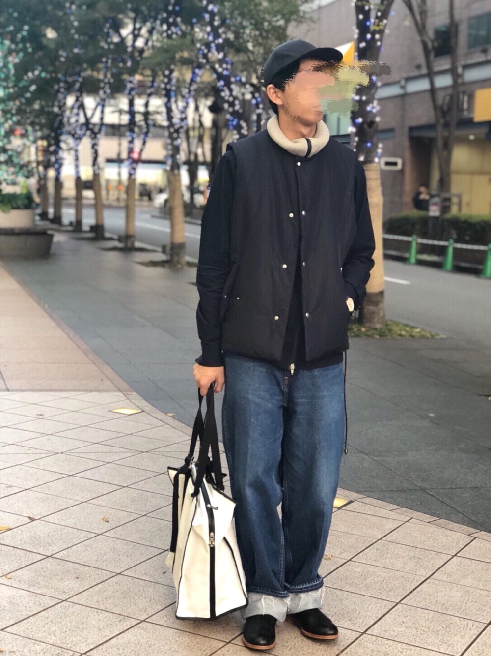 「JONH MASON SMITH、MIDIUMISOLID、MAISON FLANEUR、Casely-Hayford、Tomo&Co、Lui's、スポーツミックス、ダウンベスト、タートルネック、黒キャップ」｜「ITTIの【ITTI×Lui's/イッチ×ルイス】 ターピークロスボストンバッグ（トートバッグ、ホワイト系）」を使った、やまぐちさん（メンズ・173cm）の秋コーディネートの1枚目の写真