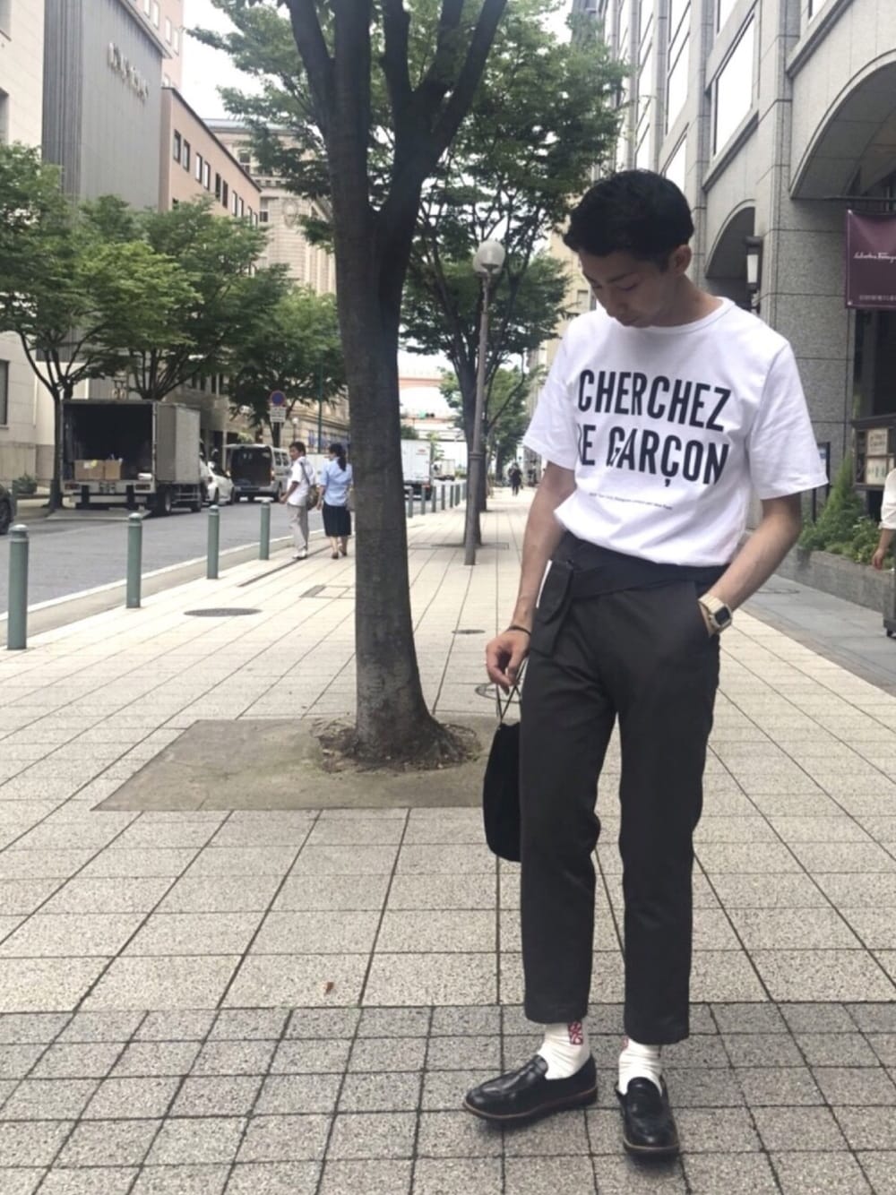 「白Tシャツ、キレイめ、巾着袋、ロゴT、ローファー×靴下、大人ストリート、テーパードパンツ、アンクルパンツ、アンクル丈」｜「ETUDESのETUDES/ＧＡＲＣＯＮ　ＴＥＥ（Tシャツ/カットソー、ホワイト系）」を使った、やまぐちさん（メンズ・173cm）の夏コーディネートの1枚目の写真