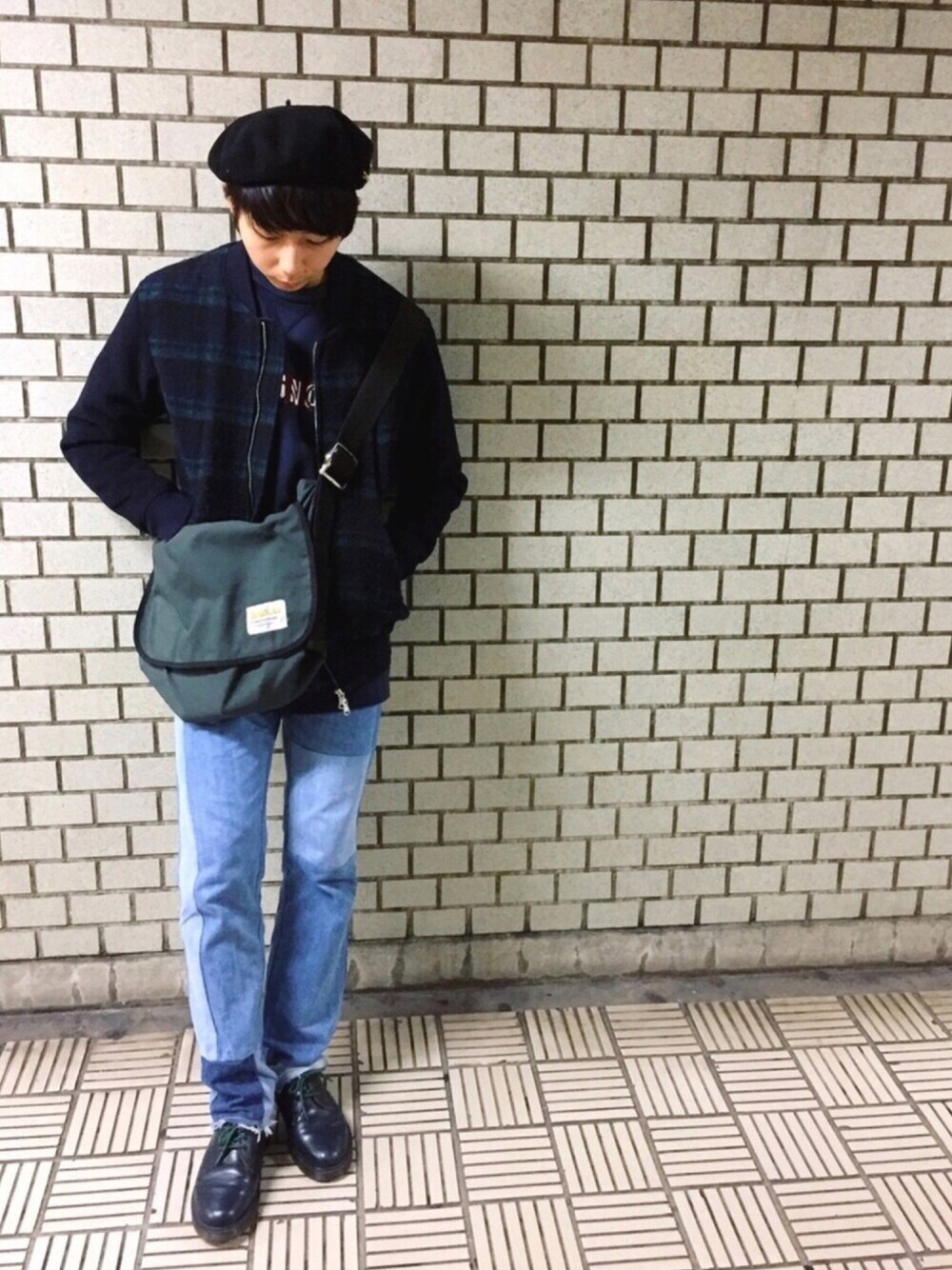 「BEAUTY&YOUTH UNITED ARROWS、ネイビー、グリーン、革靴、Dr.Martens、ベレー帽、アイスブルー、スウェット、カジュアル、カジュアルコーデ」｜「AMERICAN RAG CIEのLAROSE ラロース / ベレー帽（ハンチング/ベレー帽、ブラック系）」を使った、やまぐちさん（メンズ・173cm）の冬コーディネートの1枚目の写真