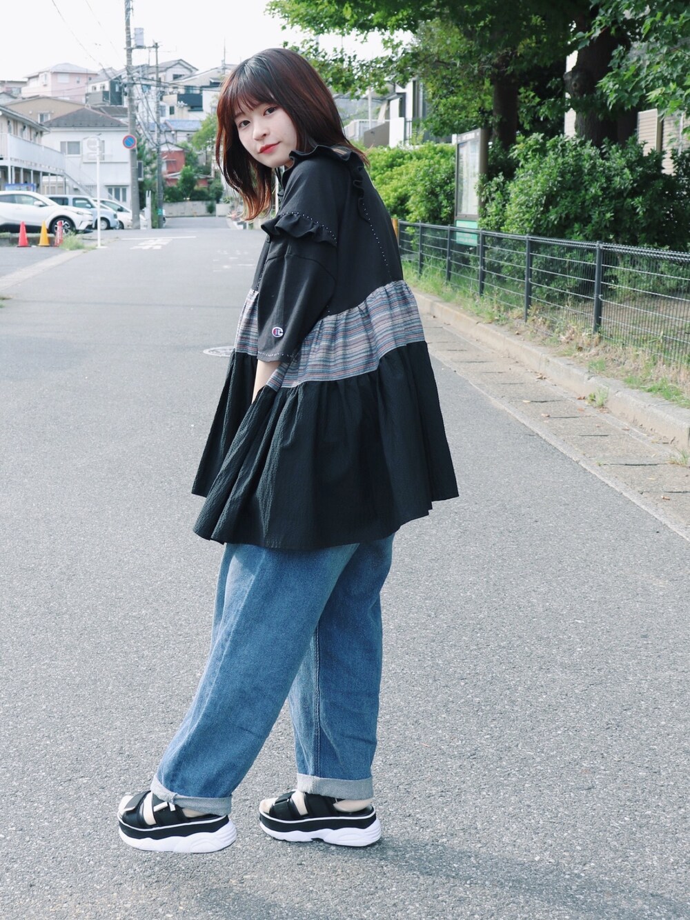 「リメイク、リメイクシャツ、リメイク古着、ジーンズコーデ、古着MIX、厚底サンダル、おしゃれさんと繋がりたい」｜「SM2のアイテム（デニムパンツ、ブルー系）」を使った、あおいちひろさん（レディース・155cm）の秋コーディネートの1枚目の写真