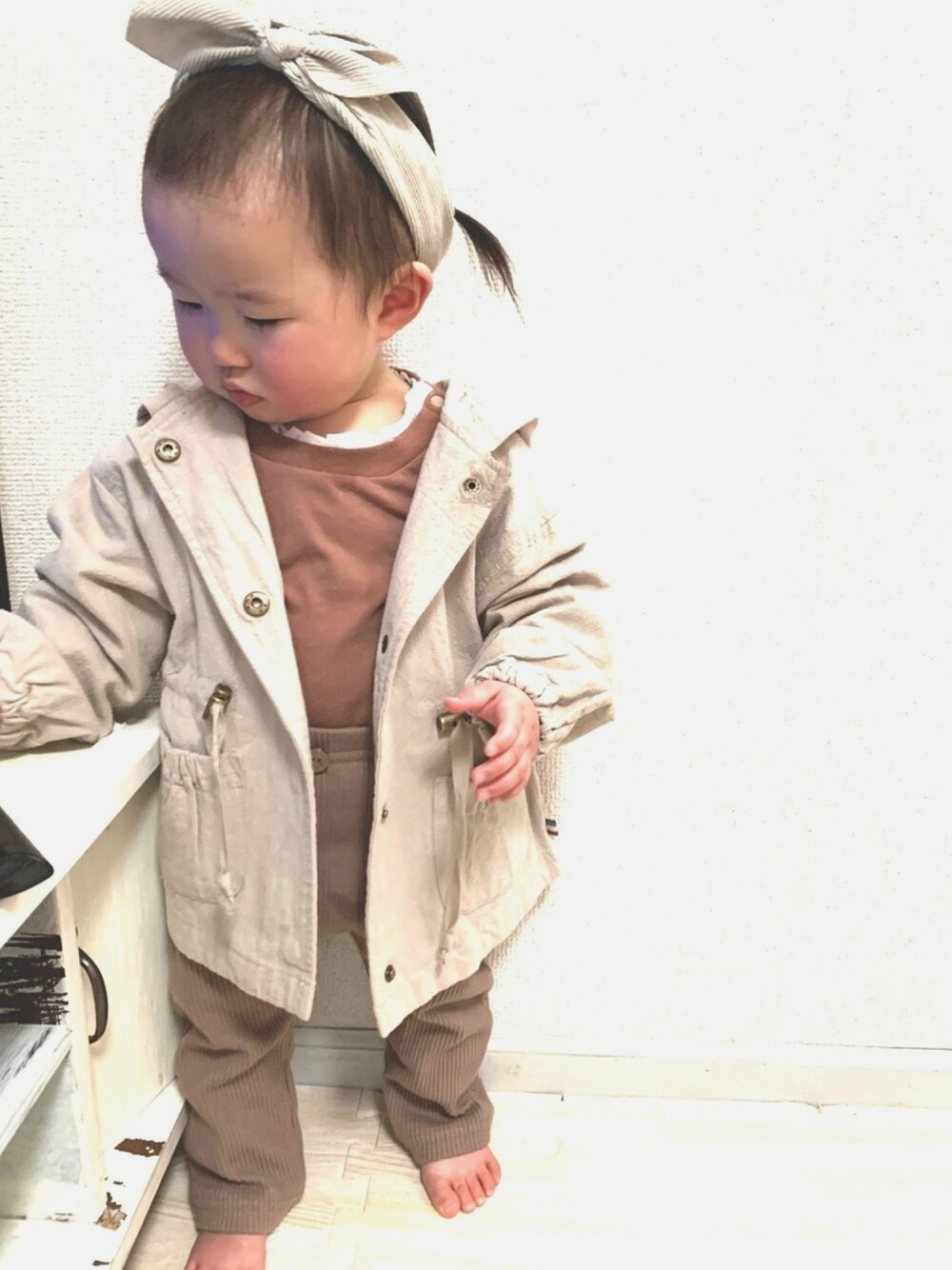 「ブラウン色に染まれ、女の子コーデ、ブラウンコーデ、1歳、バースデイ、おんなのこ、リブパンツ、80cm、ガーリー、kids」｜「Birthdayのアイテム（トレンチコート、ベージュ系）」を使った、minori⑅︎◡̈︎*さん（キッズ・80cm）の冬コーディネートの1枚目の写真