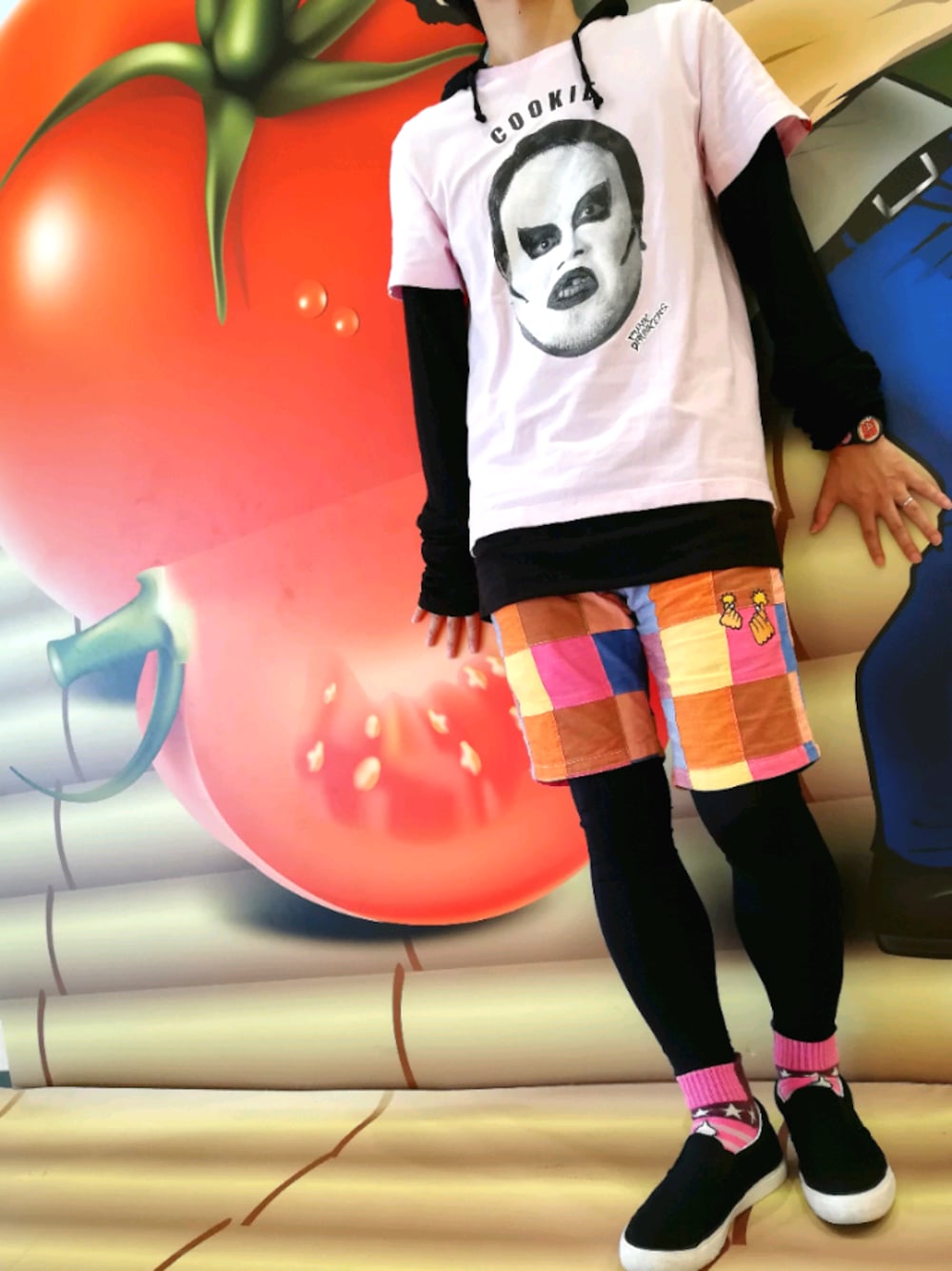 「秋のコーデ、低身長、スニーカー、今日のコーデ、クッキー、短パン、ストリート、秋」｜「PUNK DRUNKERSのアイテム（Tシャツ/カットソー、ピンク系）」を使った、Null-Ponさん（メンズ・164cm）の秋コーディネートの1枚目の写真
