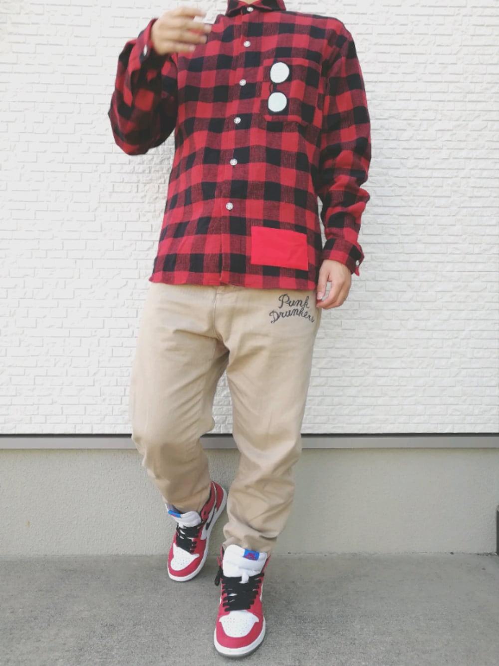 「チェックシャツ、スニーカーコーデ、バスケシューズ、aj1、チノパン、おしゃれさんと繋がりたい、秋冬」｜「PUNK DRUNKERSのアイテム（チノパンツ、ベージュ系）」を使った、Null-Ponさん（メンズ・164cm）の秋コーディネートの1枚目の写真