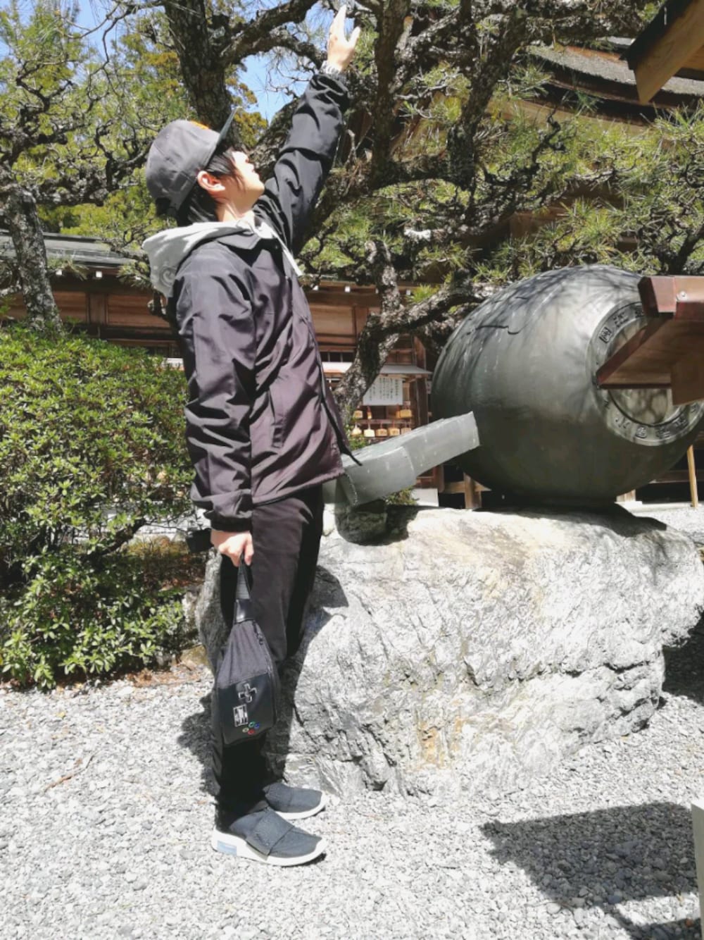「春コーデ、スニーカー、カジュアル、お洒落さんとつながりたい、ストリート、春、休日コーデ、コーチジャケット、黒スキニー、キャップ」｜「SEIKO 5のアイテム（アナログ腕時計、シルバー系）」を使った、Null-Ponさん（メンズ・164cm）の春コーディネートの1枚目の写真