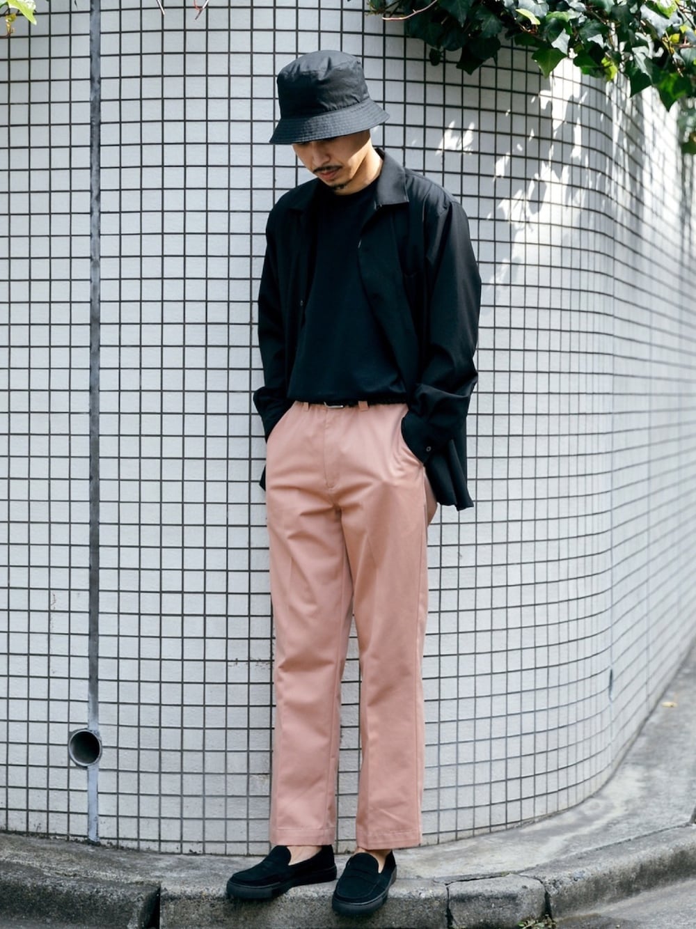 ブラック系のミリタリージャケット、ピンク系のその他パンツ、ブラック系のローファーを着用したメンズの春コーディネートの1枚目の写真