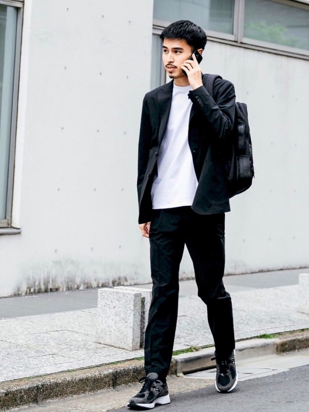 「セットアップ、オンオフ兼用、オフィスカジュアル、URBAN RESEARCH DOORS、アーバンリサーチドアーズ、LIFESTYLETAILOR」｜「URBAN RESEARCH DOORSのLIFE STYLE TAILOR　アクティブジャケット（スーツジャケット、ブラック系）」を使った、HIKARU KONUMANOさん（メンズ・180cm）の春コーディネートの1枚目の写真