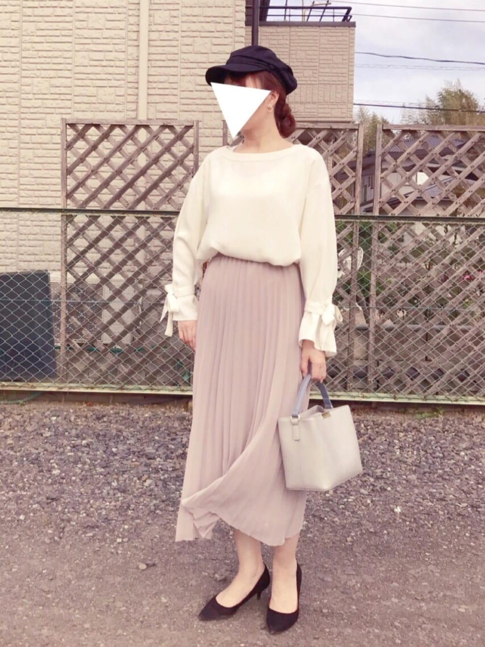 「春コーデ、シンプルコーデ、ワントーンコーデ、ootd、マリンキャップ、キャスケット、プリーツスカート、パンプス、ブラウス、ユニクロ」｜「Spick & Spanの≪追加予約3≫ソデリボンブラウス◆（シャツ/ブラウス、ホワイト系）」を使った、akkiさん（レディース・163cm）の春コーディネートの1枚目の写真
