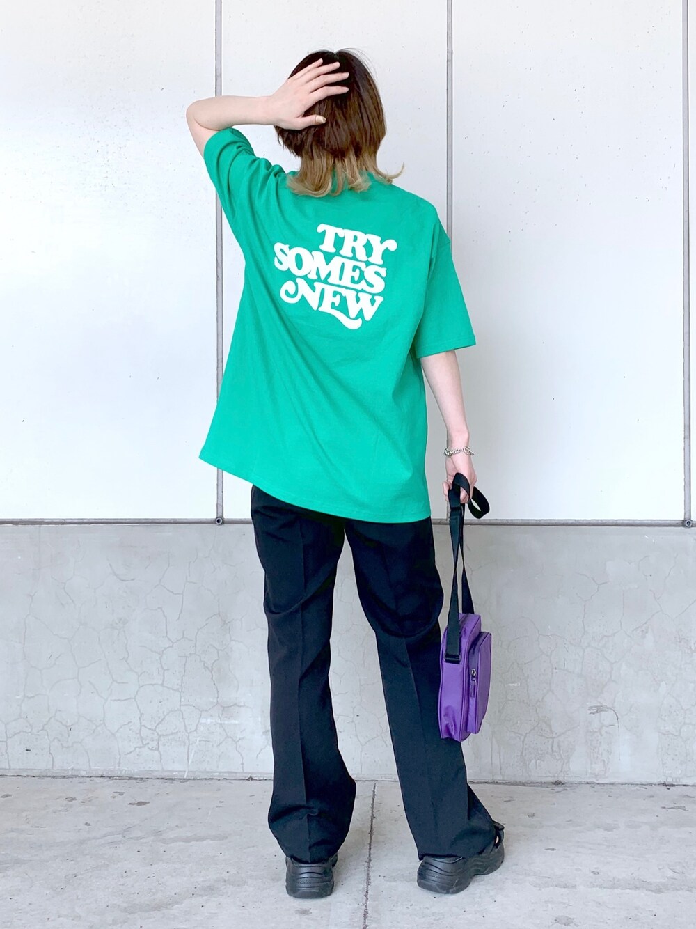 「夏コーデ、お洒落さんとつながりたい、PAGEBOY、pageboylim、Tシャツ、カラーTシャツ、フレアパンツ、ロゴT」｜「PBLIMの【PAGEBOYLIM】トライメッセージT（Tシャツ/カットソー、グリーン系）」を使った、Yunさん（レディース・160cm）の春コーディネートの1枚目の写真