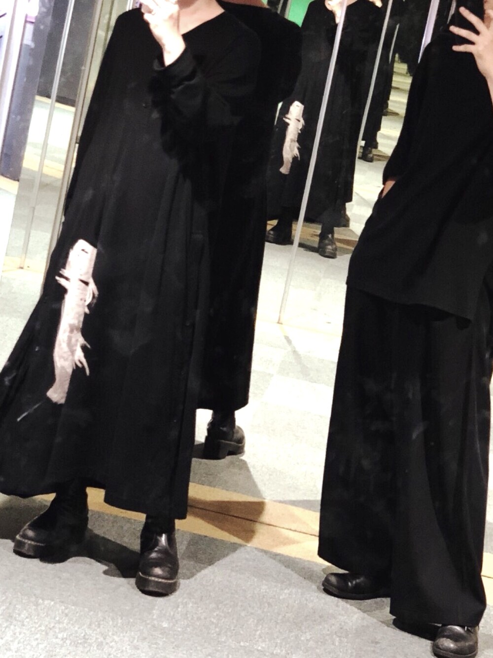 「夏コーデ、ゆるコーデ、ワイドパンツ、黒、Tシャツ、カジュアル」｜「Yohji Yamamoto POUR HOMMEのアイテム（ワンピース、ブラック系）」を使った、miさん（メンズ・168cm）の夏コーディネートの1枚目の写真