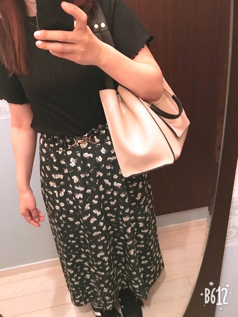 ブラック系のTシャツ/カットソー、グリーン系のスカート、ベージュ系のショルダーバッグを着用したレディースの夏コーディネートの1枚目の写真