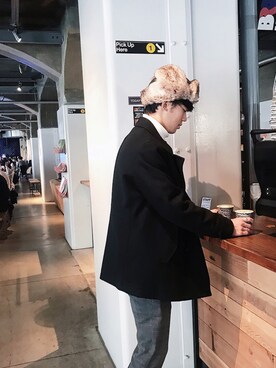 「カフェ」｜「アイテム（ピーコート）」を使った、Hiroki Itoi さん（メンズ・183cm）の冬コーディネート