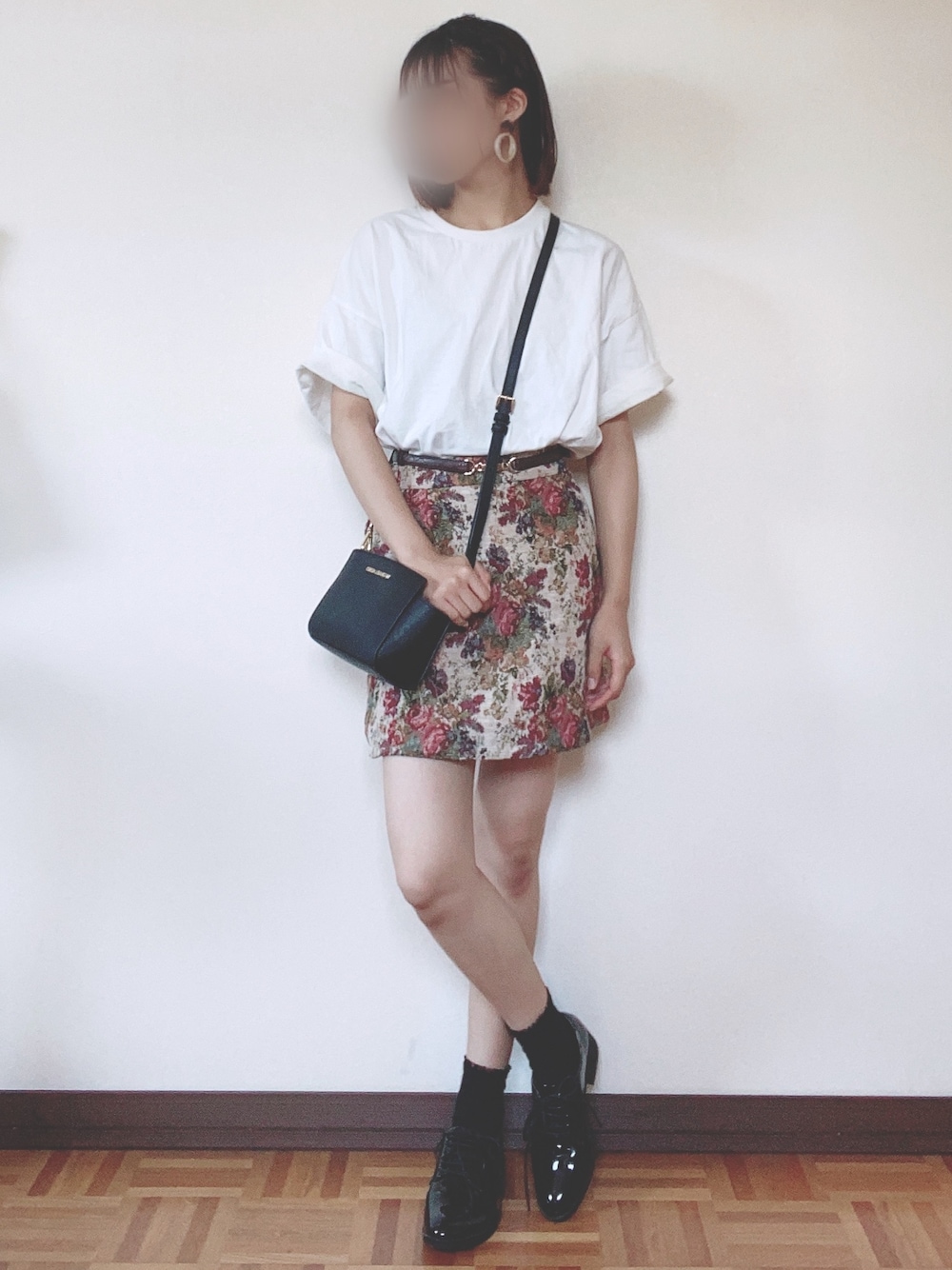 「プチプラコーデ、ootd、シンプル、カジュアル、白Tシャツ、ミニスカート、マニッシュシューズ、花柄、おおぶりピアス、オーバーサイズ」｜「LibertyDollのおじ靴、美脚マニッシュレースアップシューズ（ドレスシューズ、ブラック系）」を使った、Asu☺︎✻さん（レディース・151cm）の夏コーディネートの1枚目の写真