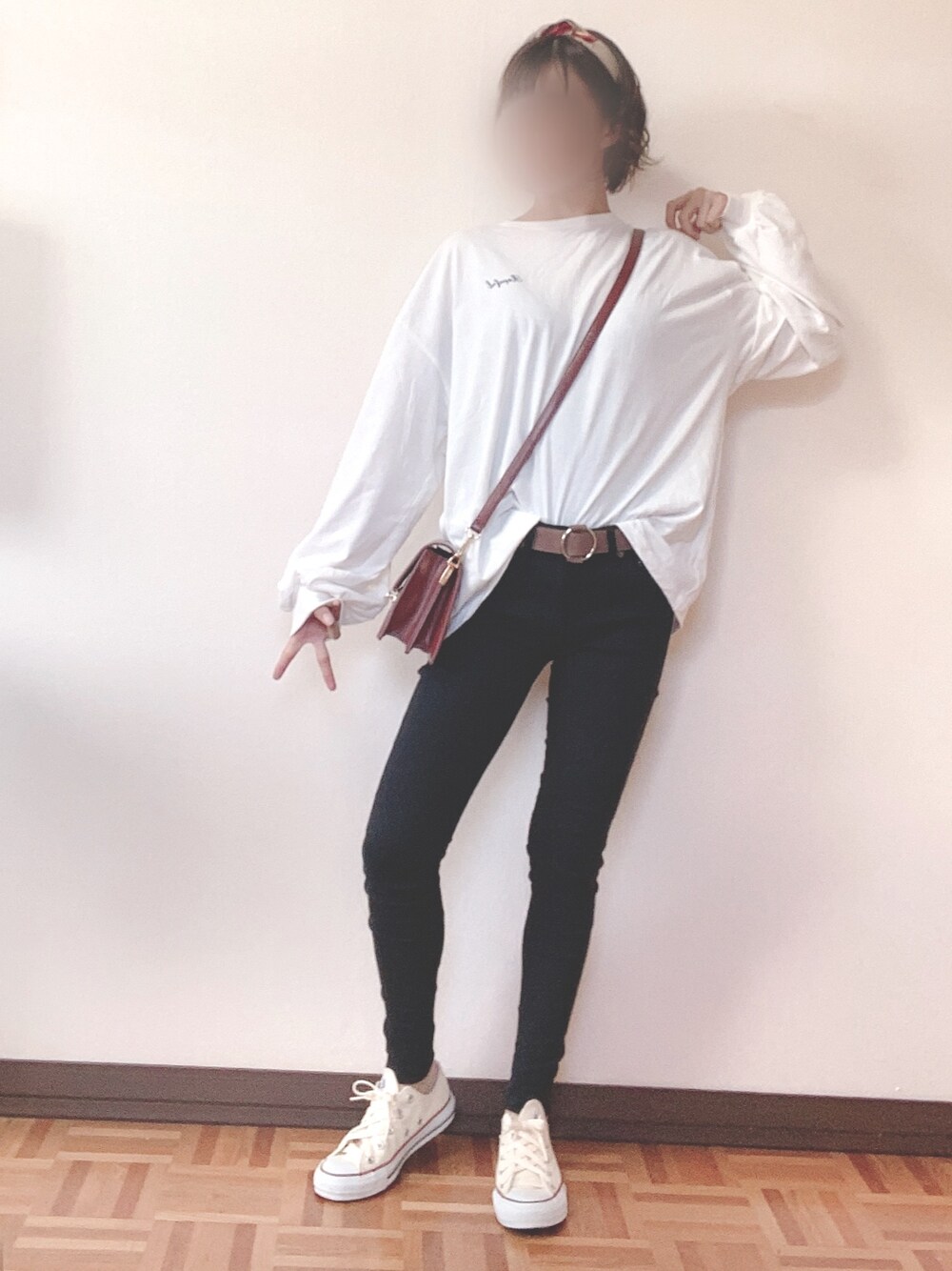 「ラブアンドピース2020、秋のコーデ、シンプルコーデ、秋服準備はじめました、ootd、白、スキニーデニム、コンバース、スカーフ、カジュアル」｜「CONVERSEのCONVERSE コンバース ALL STAR OX オールスター オックス（スニーカー、ホワイト系）」を使った、Asu☺︎✻さん（レディース・152cm）の秋コーディネートの1枚目の写真