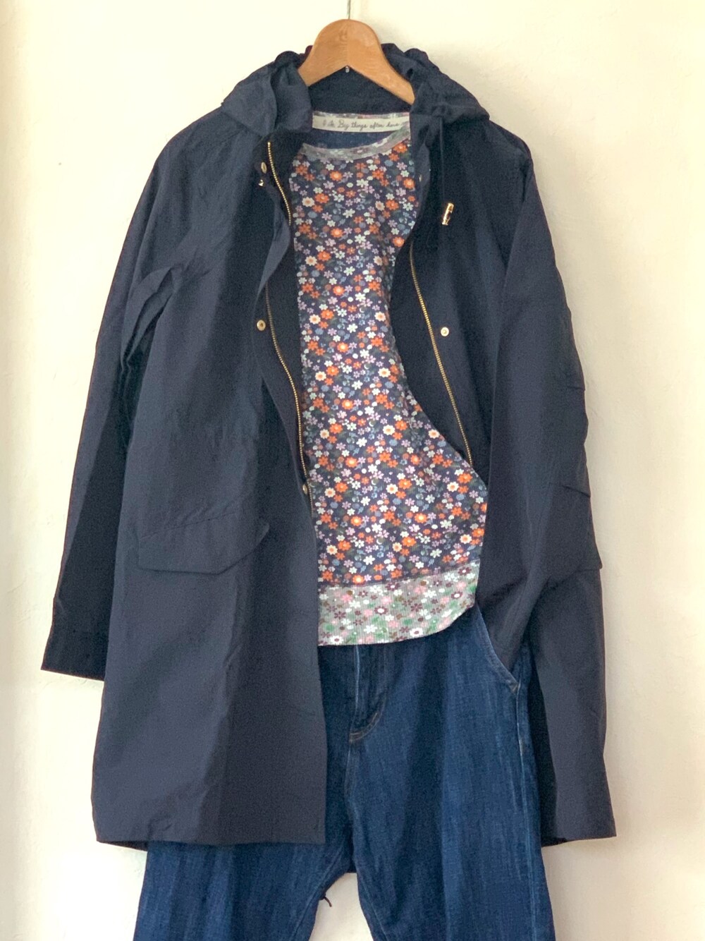 「花柄、カットソー、モッズコート、デニムパンツ、デニム、ネイビー」｜「niko and...のアイテム（デニムパンツ、ブルー系）」を使った、nancy@nanatt.さん（レディース・156cm）の秋コーディネートの1枚目の写真