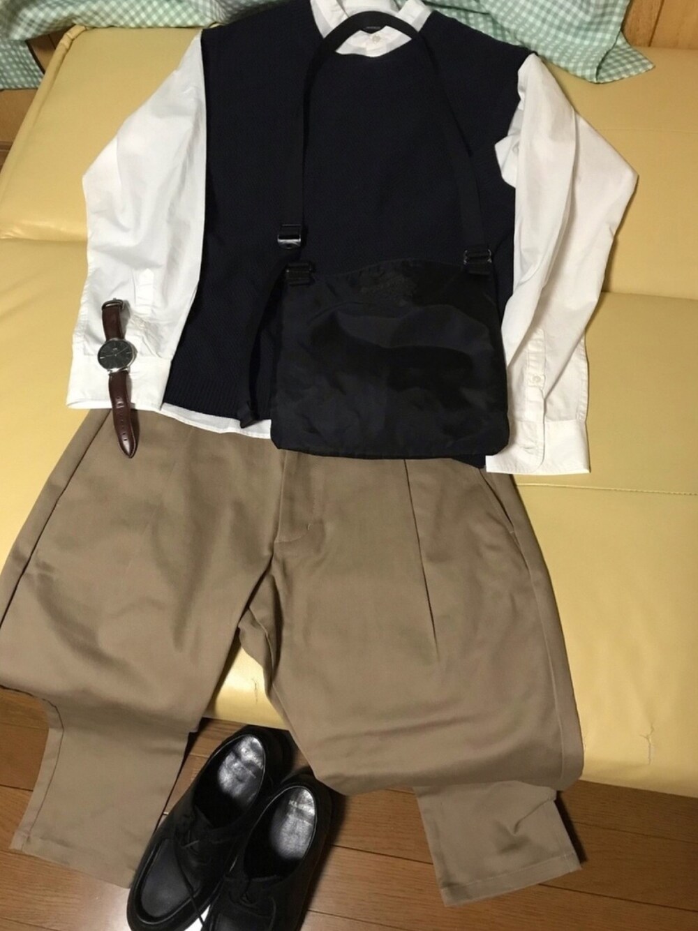 「チノパン、ニットベスト」｜「FREAK'S STOREのWEB限定 ワンタックテーパードシルエット アンクルチノパンツ/ストレッチ生地（チノパンツ、ベージュ系）」を使った、しゅうこさん（メンズ・165cm）の秋コーディネートの1枚目の写真