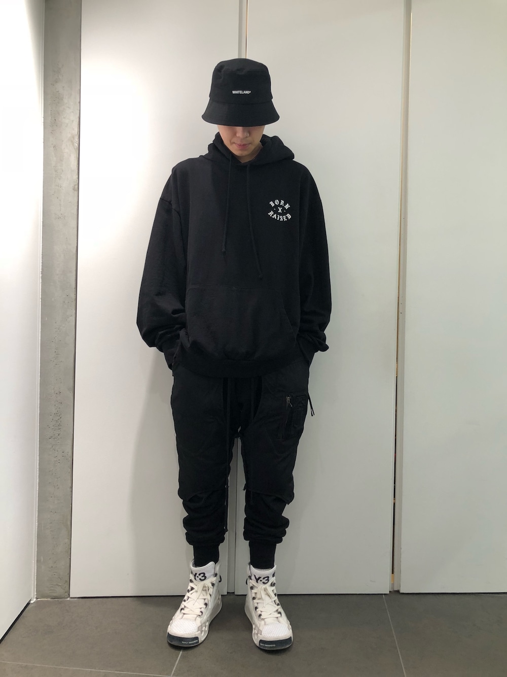 「ブラック、白スニーカー、春、シンプルコーデ、春コーデ、黒スキニー、outfit、オトナカジュアル、いいね、save、フォローお願いします🤑」｜「L.H.PのWHITELAND/ホワイトランド/ハット（ハット、ブラック系）」を使った、アライトモヤさん（メンズ・170cm）の春コーディネートの1枚目の写真