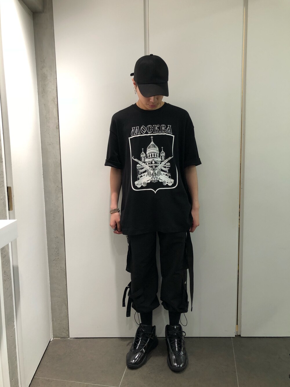 「ビッグシルエット、シンプル、ブラック、Tシャツ、ootd、春コーデ、夏コーデ、今日のコーデ、いいね、save、フォローお願いします🤑」｜「alexanderwangのアイテム（シューズ、ブラック系）」を使った、アライトモヤさん（メンズ・170cm）の夏コーディネートの1枚目の写真