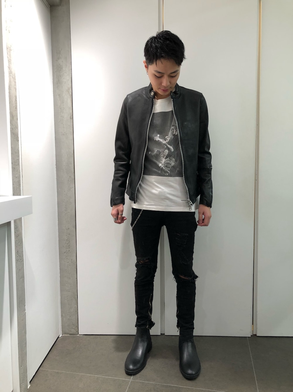 「wearhalloween2019、カジュアルコーデ、お洒落さんとつながりたい、秋、大人カジュアル、ゆるコーデ、ビックシルエット」｜「L.H.PのLHP/エルエイチピー/シープスキン パディングシングルライダースジャケット《THERMOLITE》（ライダースジャケット、ブラック系）」を使った、アライトモヤさん（メンズ・170cm）の秋コーディネートの1枚目の写真