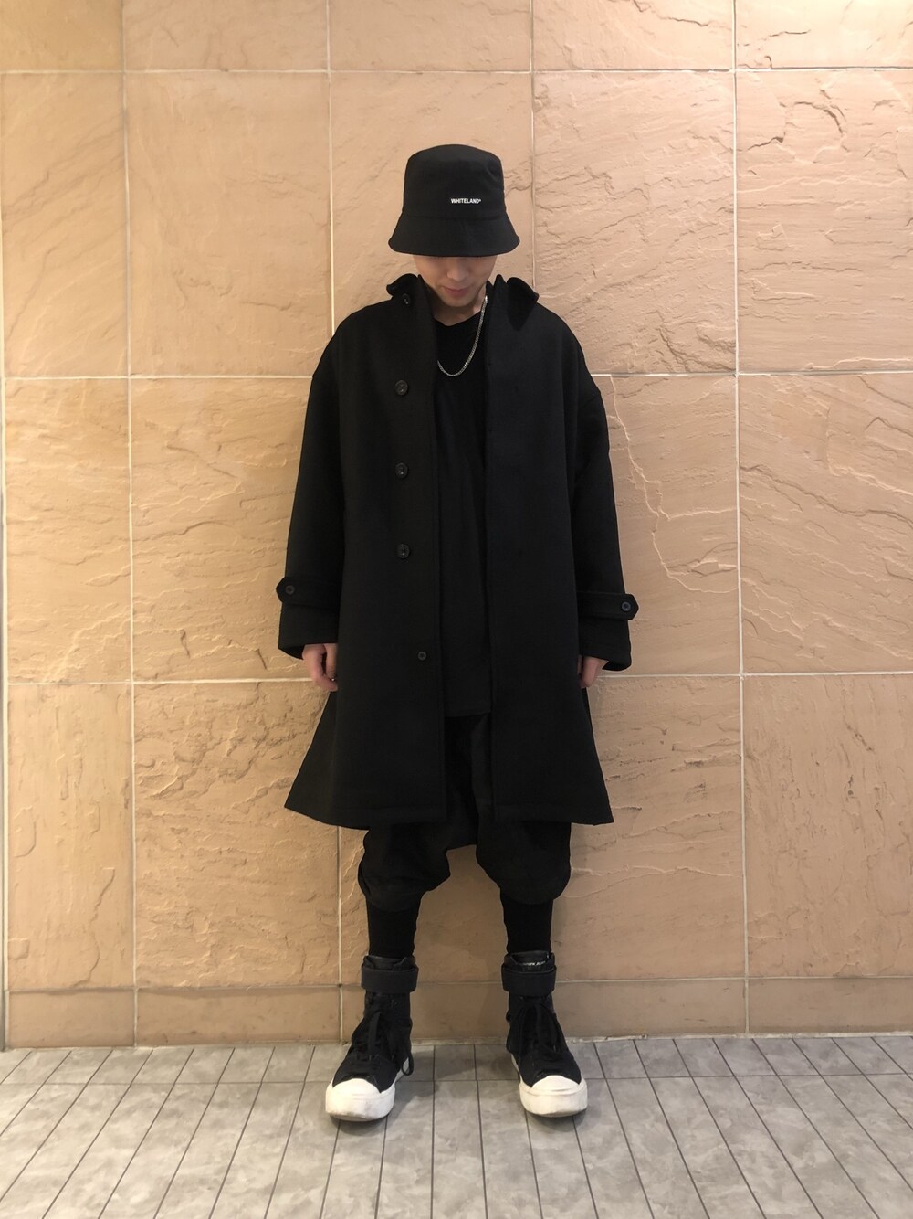 「ブラック、オーバーサイズ、休日スタイル、きれいめカジュアル、シンプルコーデ」｜「WHITELANDのWHITELAND/ホワイトランド/HAT（ハット、ブラック系）」を使った、アライトモヤさん（メンズ・170cm）の冬コーディネートの1枚目の写真