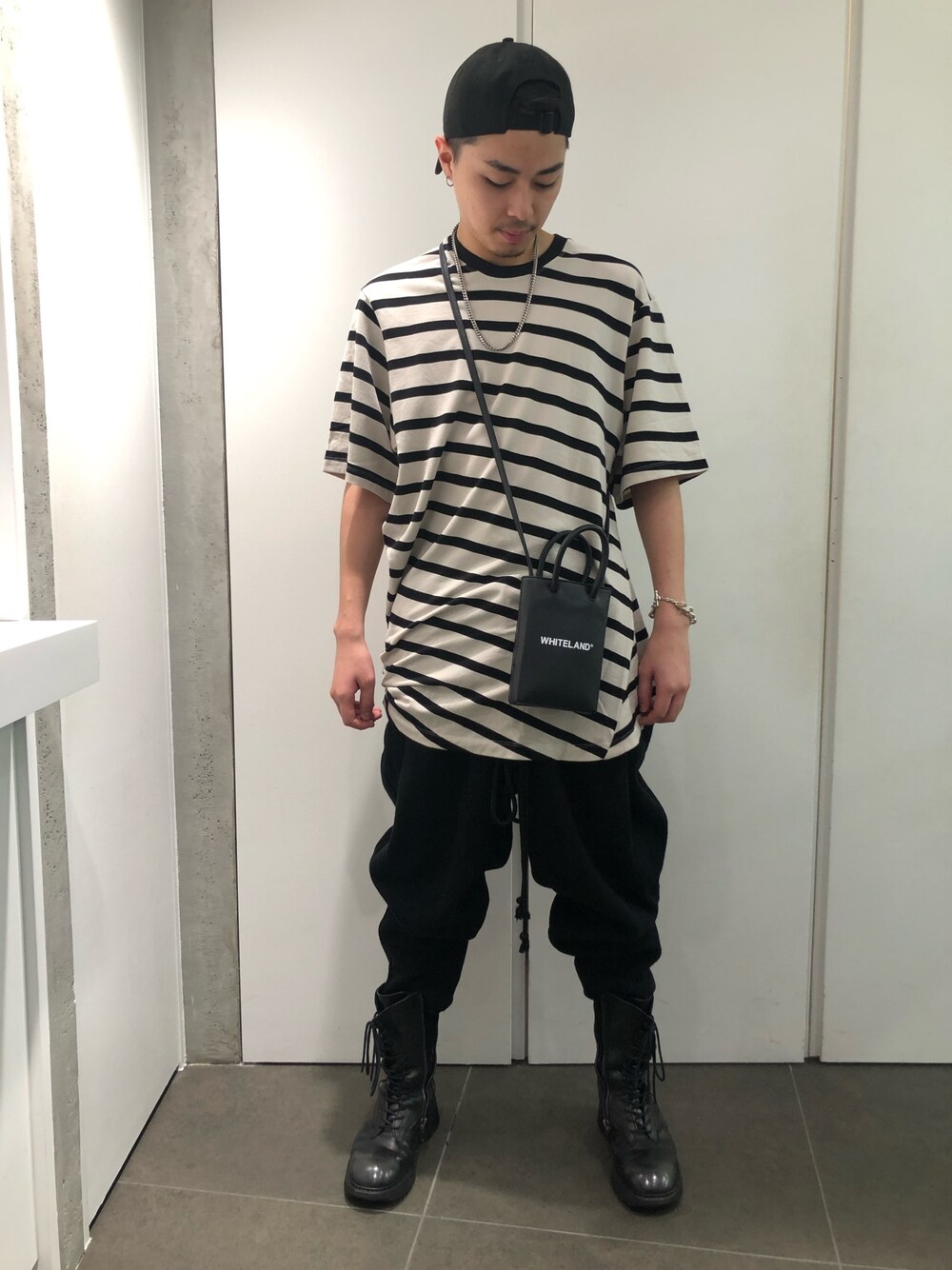 ホワイト系のTシャツ/カットソー、ブラック系のその他パンツ、ブラック系のトートバッグを着用したメンズの夏コーディネートの1枚目の写真