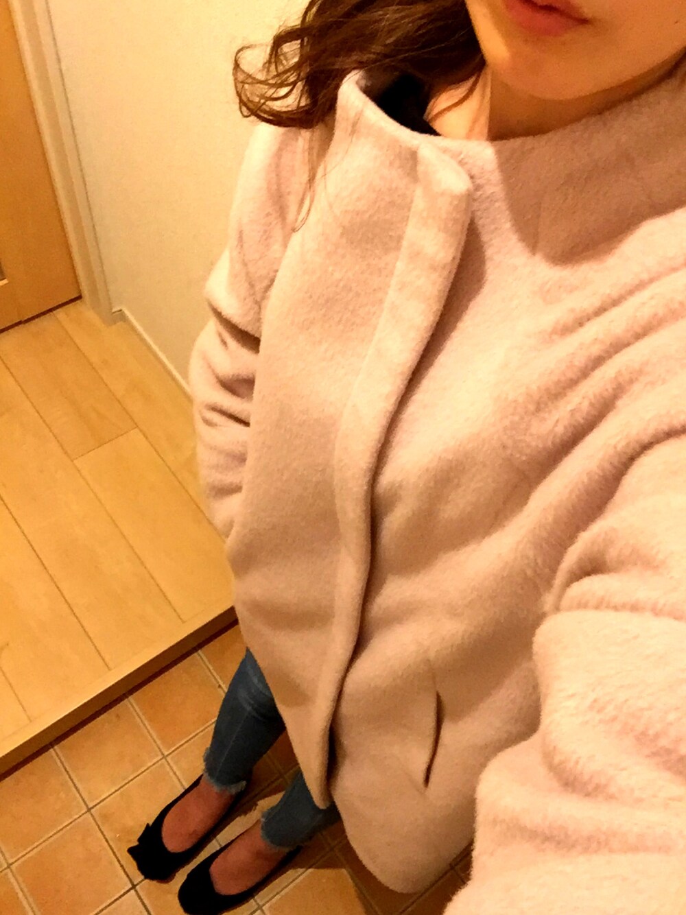 ピンク系のノーカラージャケット、ブラック系のトップス、ブラック系のニット/セーターを着用したレディースの冬コーディネートの1枚目の写真