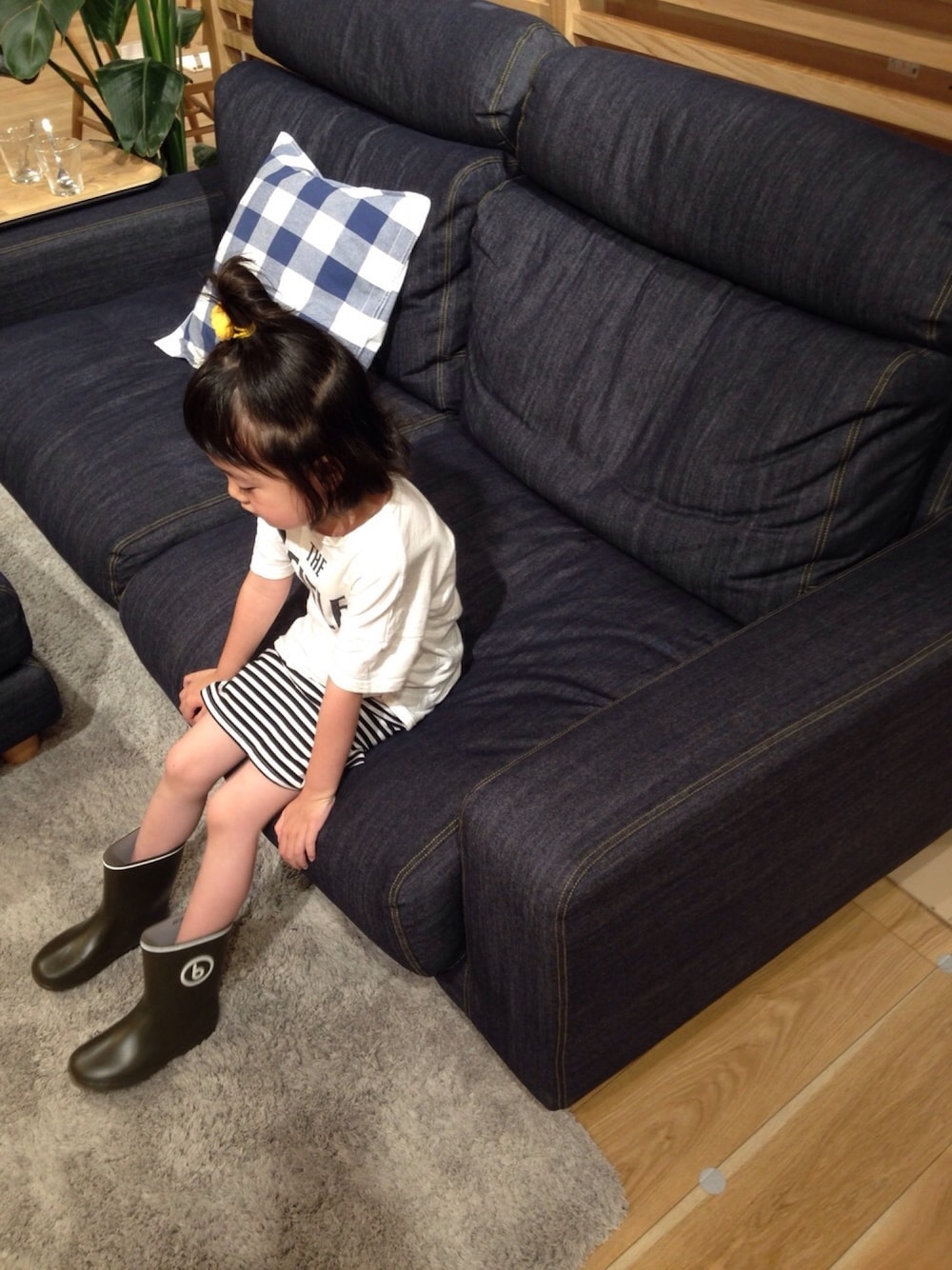 「白Tシャツ、タイトスカート、レインブーツ、パッツン前髪、キッズコーデ、kids」｜「こども ビームスの▲こども ビームス / レイン ブーツ (13～19cm)（レインシューズ、グリーン系）」を使った、Arisukeさん（キッズ・100cm）の夏コーディネートの1枚目の写真