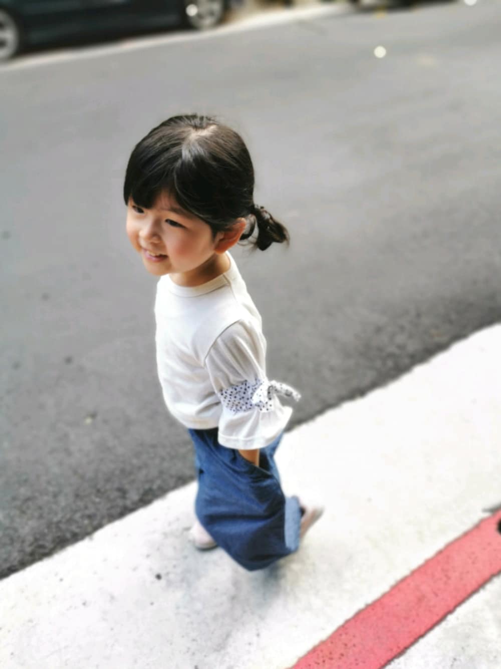 「girl、RUGGEDWORKS、UNIQLO、3歳」｜「RUGGEDWORKSのアイテム（Tシャツ/カットソー、ホワイト系）」を使った、fuuさん（キッズ・104cm）の春コーディネートの1枚目の写真