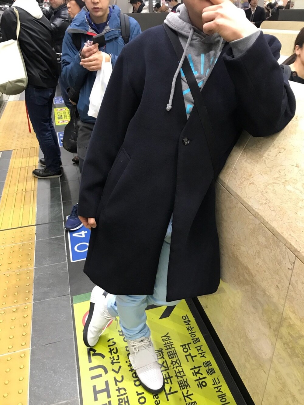「休日スタイル、チェスターコート、春コーデ」｜「HAREのアイテム（チェスターコート、その他）」を使った、鷹さん（メンズ・169cm）の春コーディネートの1枚目の写真