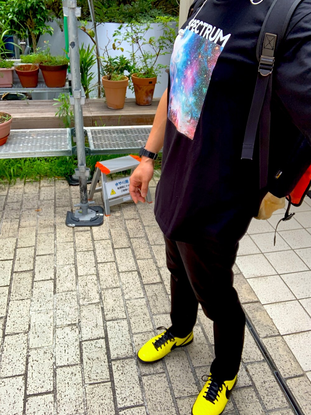 「夏コーデ、ビッグシルエット、おしゃれさんと繋がりたい、シンプルコーデ、プチプラ、スニーカー、スニーカーコーデ、プチプラコーデ、イエロー、ブラックコーデ」｜「WEGOのWEGO/カラフルフォトボックスTシャツ（Tシャツ/カットソー、ブラック系）」を使った、鷹さん（メンズ・169cm）の夏コーディネートの1枚目の写真