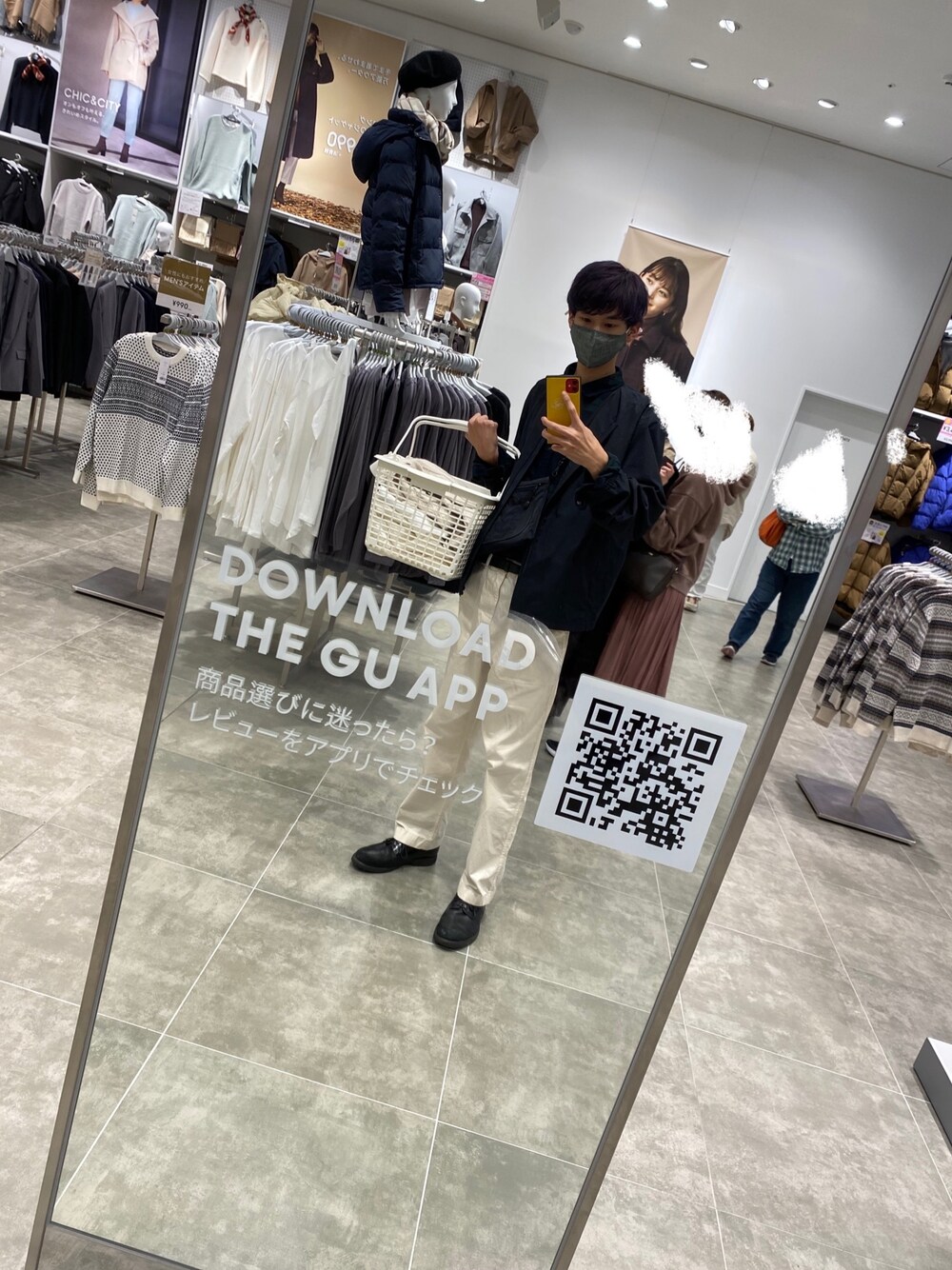 「おしゃれさんと繋がりたい、黒、大学生、キレイめ」｜「UNIQLOのアイテム（その他パンツ、ホワイト系）」を使った、はるさん（メンズ・179cm）の冬コーディネートの1枚目の写真