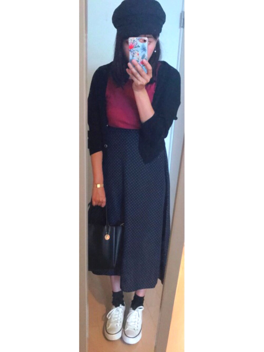 パープル系のTシャツ/カットソー、ブラック系のカーディガン/ボレロ、ブルー系のスカートを着用したレディースの秋コーディネートの1枚目の写真