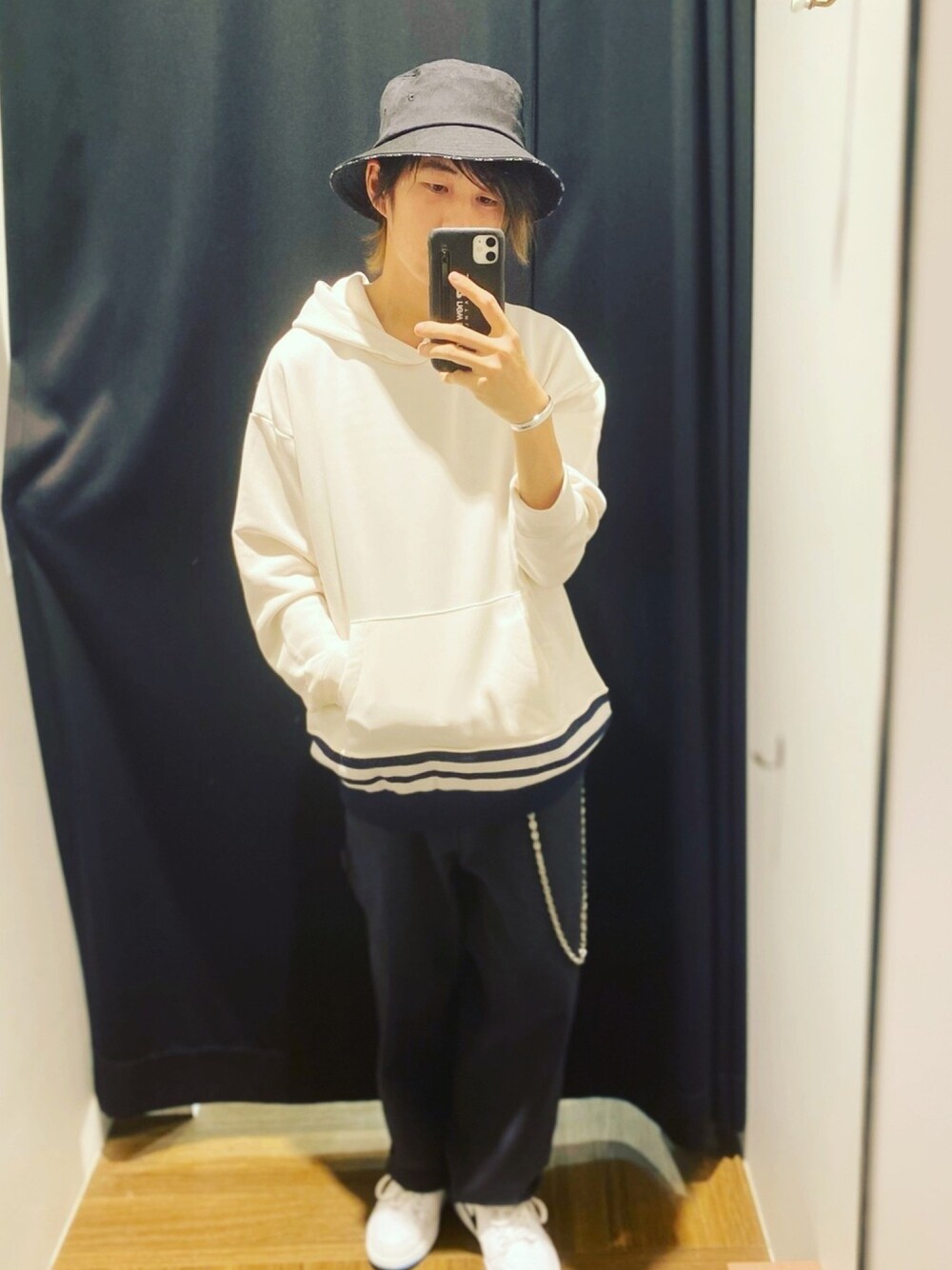「シンプルコーデ、カジュアルコーデ、モノトーンコーデ」｜「THE SHOP TK のアイテム（パーカー、ホワイト系）」を使った、hu_tosiさん（メンズ・168cm）の冬コーディネートの1枚目の写真