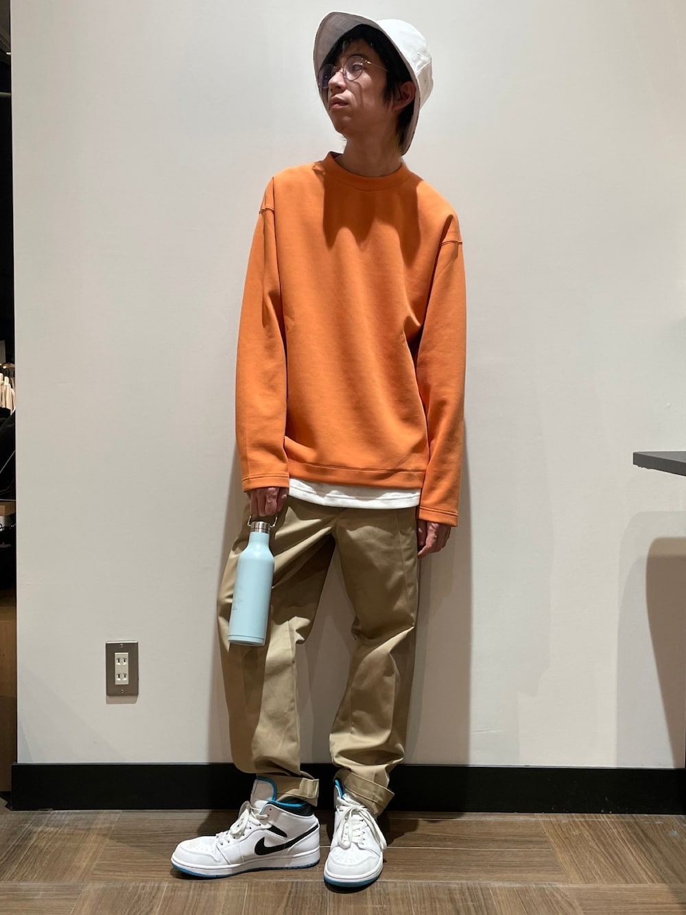 「シンプルコーデ、カジュアルコーデ、スニーカー、ベージュ、バケットハット、オレンジ」｜「THE SHOP TK のアイテム（トップス、オレンジ系）」を使った、hu_tosiさん（メンズ・168cm）の春コーディネートの1枚目の写真
