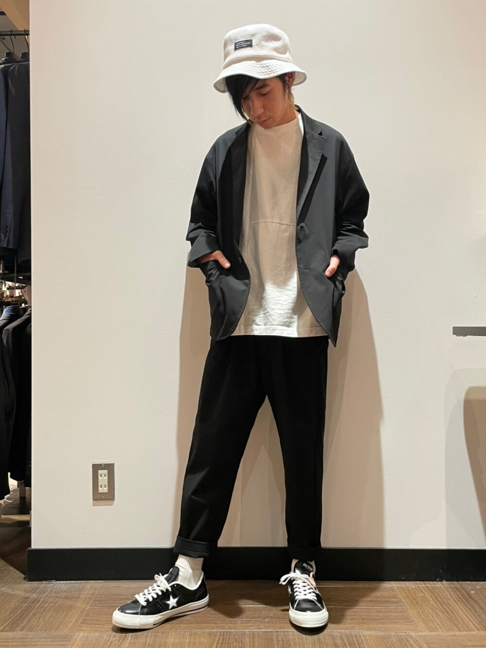 ブラック系のパンツ、ブラック系のジャケット/アウター、ホワイト系のトップスを着用したメンズの春コーディネートの1枚目の写真