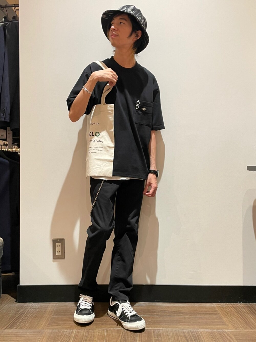 「シンプル、Tシャツ、ファッションの力を信じよう、コンバース、ブラックコーデ」｜「THE SHOP TK のアイテム（Tシャツ/カットソー、ブラック系）」を使った、hu_tosiさん（メンズ・168cm）の春コーディネートの1枚目の写真