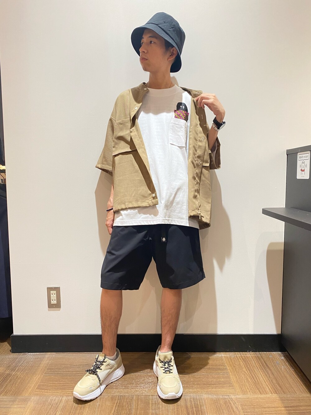 「オーバーサイズ、ゆるコーデ、夏、ハーフパンツ」｜「THE SHOP TK のシェルテック別注ポケットTシャツ（Tシャツ/カットソー、ホワイト系）」を使った、hu_tosiさん（メンズ・168cm）の春コーディネートの1枚目の写真