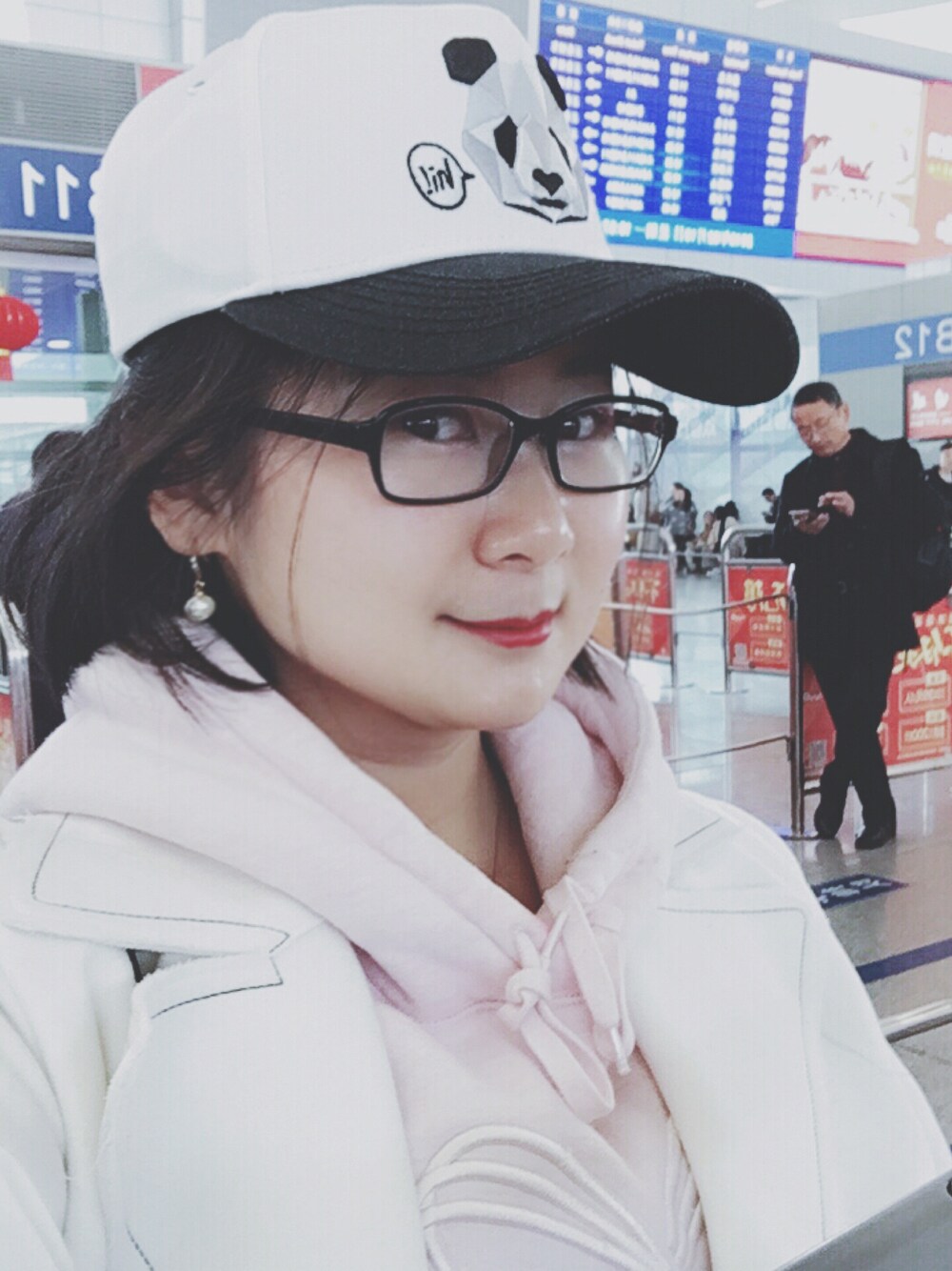 「FUOのアイテム（キャップ、ホワイト系）」を使った、shen燊燊さん（レディース・156cm）の冬コーディネートの1枚目の写真