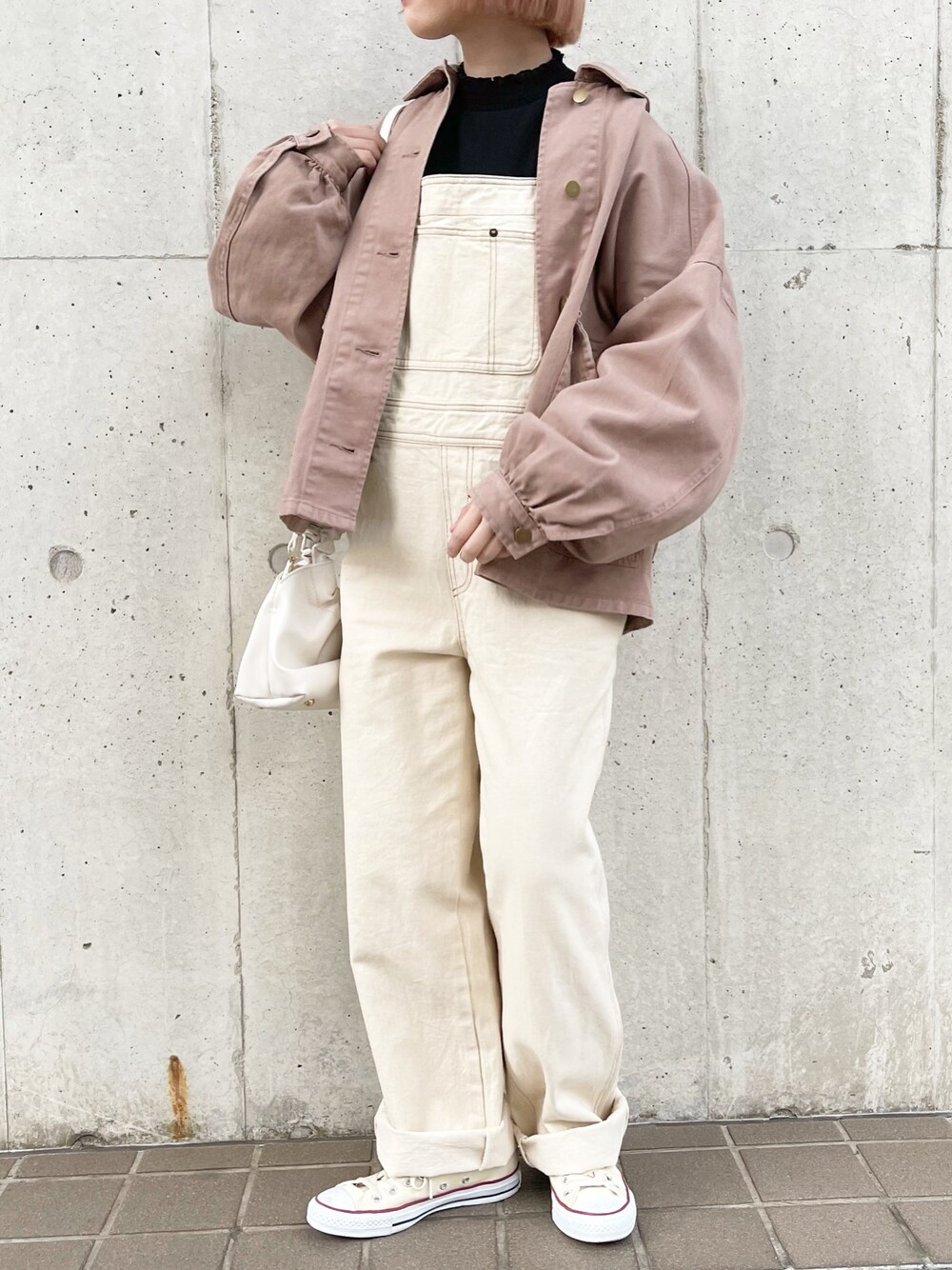 「サロペット、今日のコーデ、春コーデ、ootd、プチプラ、ゆるコーデ、スニーカー、古着MIX、低身長、おしゃれさんと繋がりたい」｜「apres jourのサロペット【ZOZOTOWN限定アイテム】（サロペット/オーバーオール、ホワイト系）」を使った、apres_jourさん（レディース・153cm）の春コーディネートの1枚目の写真