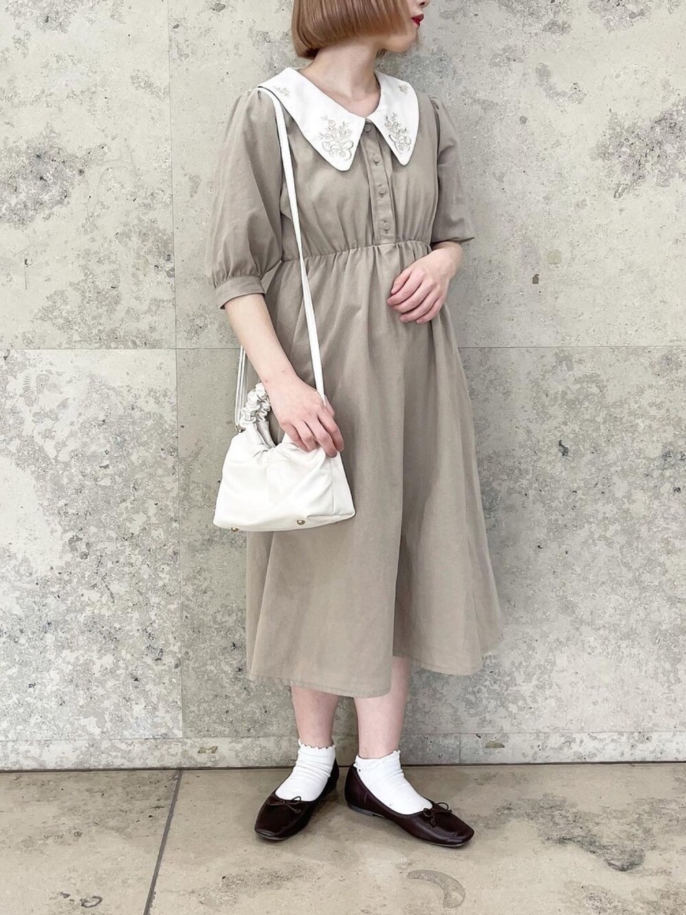 「ワンピース、低身長コーデ、ootd、ベージュ、ショートヘア、春、春夏コーデ、プチプラコーデ、おしゃれさんと繋がりたい、プチプラ」｜「apres jourの【apres jour×ARIAZ】クシュクシュバッグ（ハンドバッグ、ホワイト系）」を使った、apres_jourさん（レディース・153cm）の春コーディネートの1枚目の写真