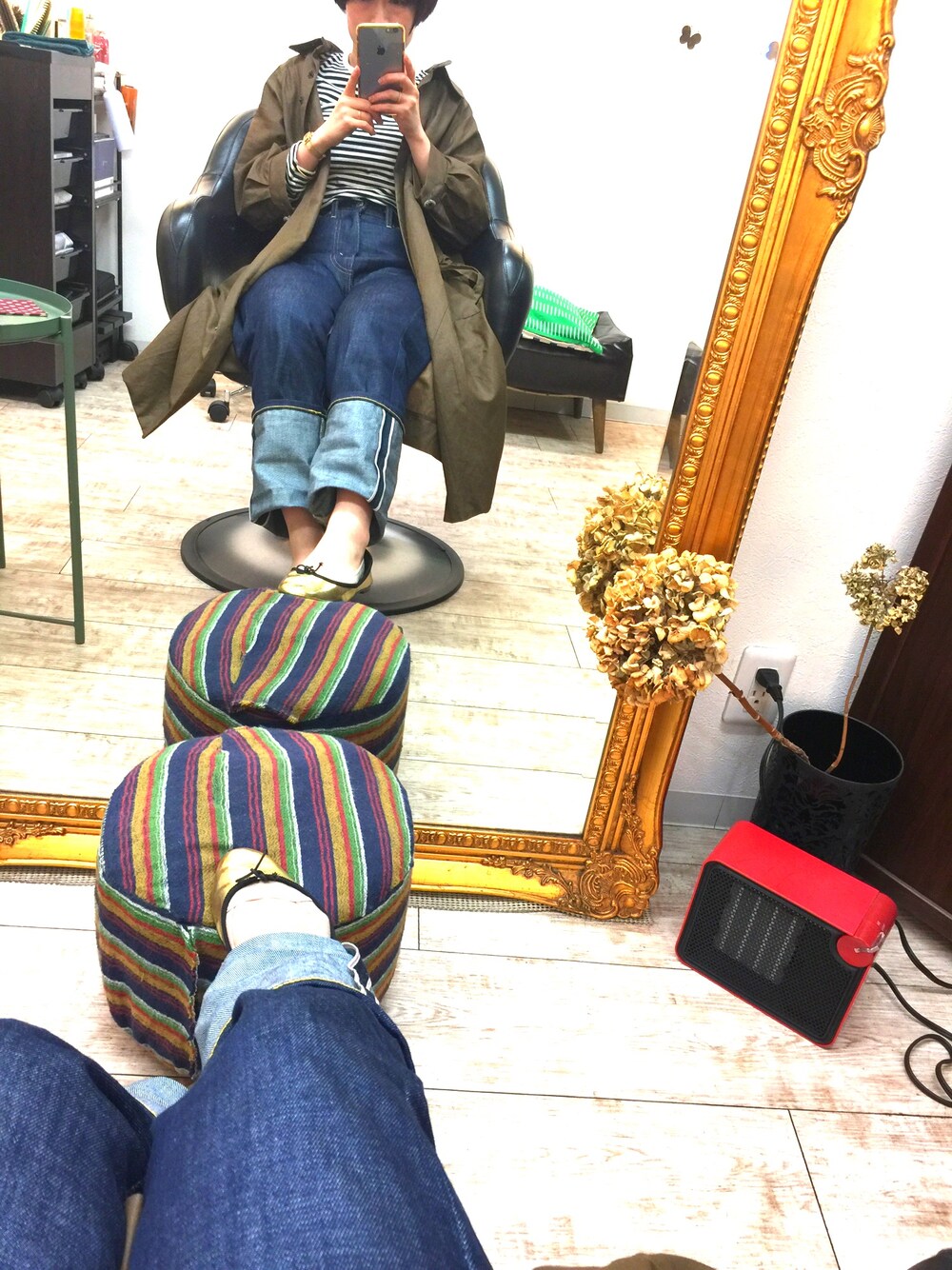 「シンプル、大人カジュアル、雨の日コーデ、バレエシューズ、リーバイス701、職場」｜「Levi'sのLEVI'S VINTAGE CLOTHING/リーバイスヴィンテージクロージング 1950s 701JEAN/リジットセルビッチデニム                 （デニムパンツ、ブルー系）」を使った、yuko konoさん（レディース・152cm）の春コーディネートの1枚目の写真