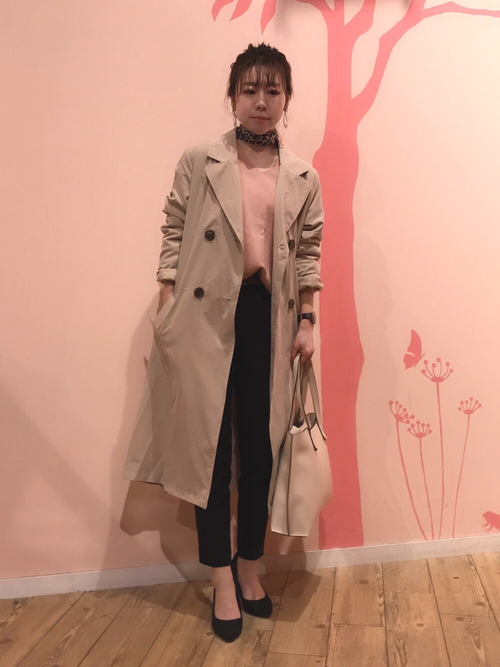 「シューラルー、センタープレスパンツ、オトナ女子、テーパードパンツ、通勤コーデ、トレンチコート、ピンクニット、黒パンツ、低身長コーデ、スプリングコート」｜「DRESKIPの【M-LL】バックプリーツ切り替えベルテッドダブルコート（トレンチコート、ベージュ系）」を使った、マニョさん（レディース・153cm）の春コーディネートの1枚目の写真
