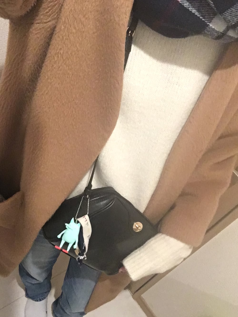 「カジュアルコーデ、ママコーデ、大人カジュアル、パンツスタイル、ニット、BUMP OF CHICKEN、米津玄師」｜「select MOCAのもっちり柔らか肌触り★ユニセックスバルーンスリーブデザインオーバーサイズボリュームニット（ニット/セーター、ホワイト系）」を使った、みきさん（レディース・160cm）の冬コーディネートの1枚目の写真