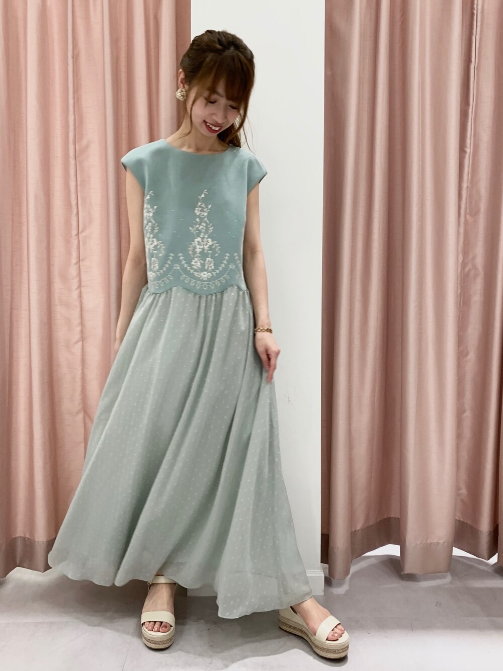 「ロングワンピース、JILLSTUART、ジルスチュアート、ドッキングワンピース」｜「JILL STUARTの◆《Endy ROBE》マリアンヌ刺繍ドッキングワンピース（ワンピース、ブルー系）」を使った、tomokoさん（レディース・155cm）の春コーディネートの1枚目の写真
