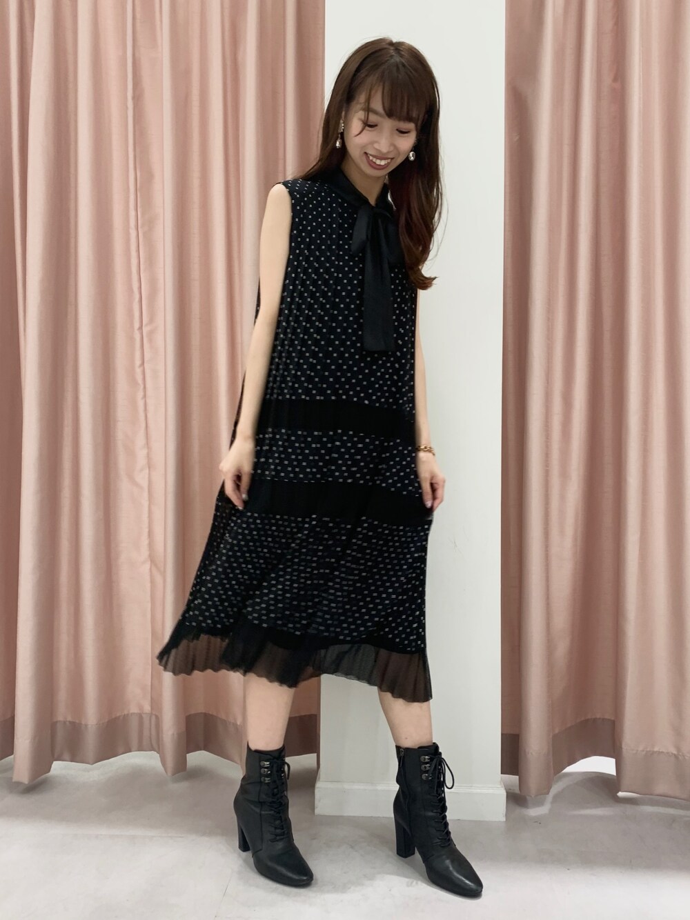 ブラック系のワンピースを着用したレディースの夏コーディネートの1枚目の写真