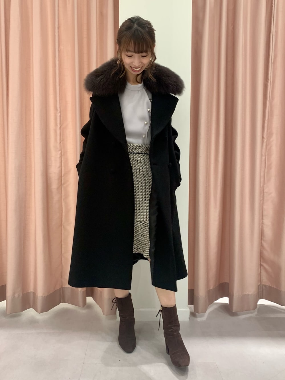 「JILLSTUART、ジルスチュアート、ブラック、Aラインコート、アウター」｜「JILL STUARTの◆ジェシカスカート（スカート、ベージュ系）」を使った、tomokoさん（レディース・155cm）の冬コーディネートの1枚目の写真