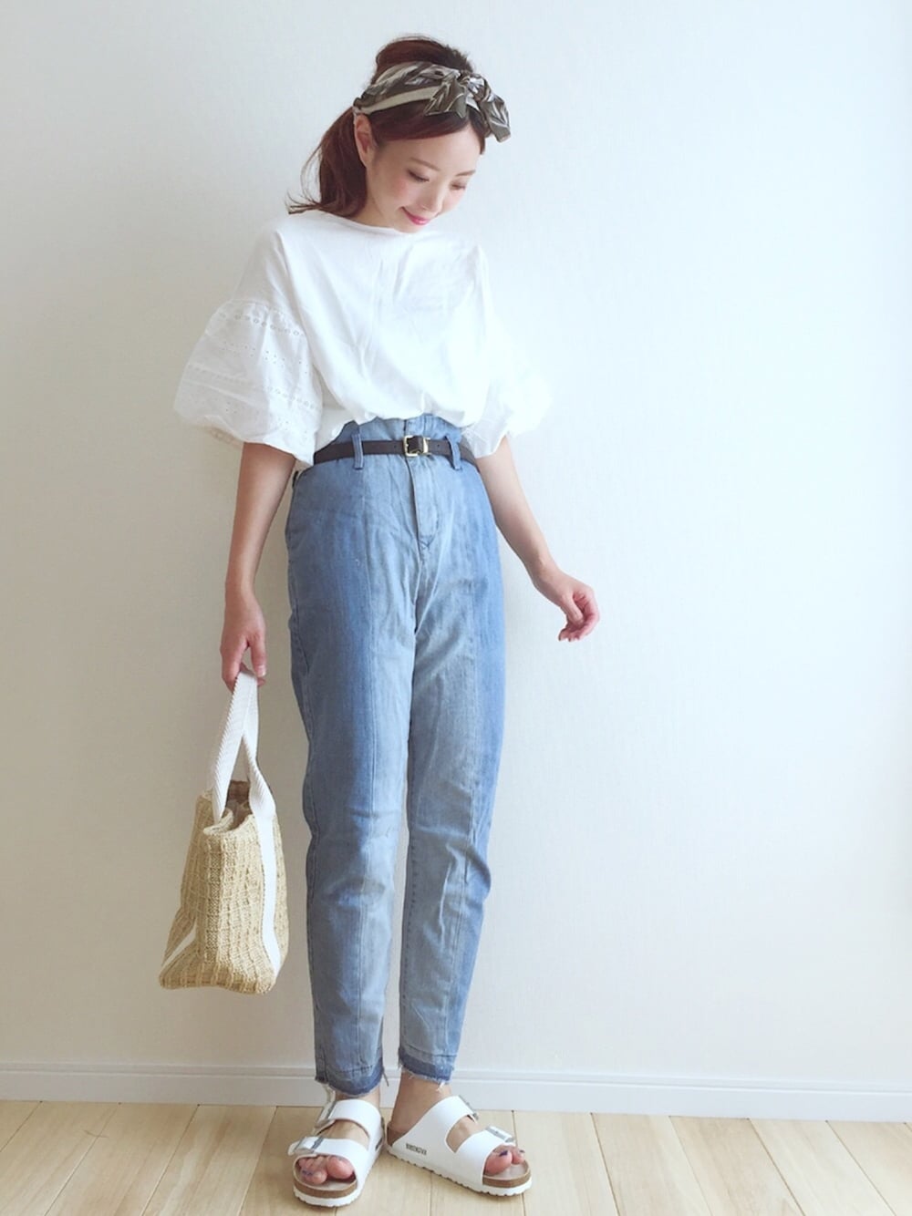「birkenstock、ARIZONA、ARIZONAEVA、gooutwith、ヘアバンド、ビルケンシュトック、ボリューム袖、白Tシャツ、夏コーデ、ハイウエストデニム」｜「LOWRYS FARMのカサネリボンターバン２　760788（ヘアバンド、グリーン系）」を使った、haru さん（レディース・161cm）の夏コーディネートの1枚目の写真
